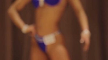 Göz alıcı pırıl pırıl bikini, güzellik yarışmasında sahnede yürüyen deodaklı kadınlar