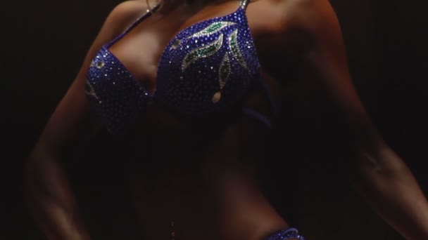 Piękny model fitness wykazujący doskonałe kobiece ciało w konkursie piękności — Wideo stockowe
