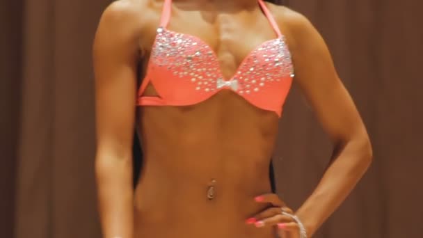 Kobieta kulturysta demonstrujące dopasowanie szczupłe ciało w konkurencji, zdrowy styl życia — Wideo stockowe