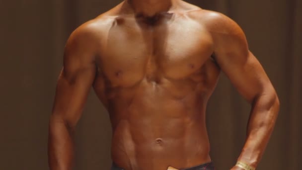 Cuerpo muscular de los sueños del hombre, abdominales ideales de seis paquetes y brazos fuertes, culturismo — Vídeos de Stock