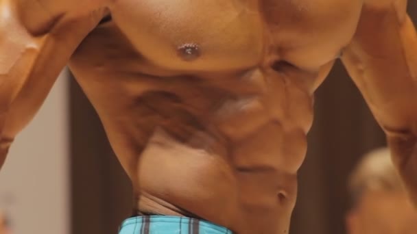 Gergin erkek gövde kaslarının yakın çekim, vücut geliştirmeci fiziği, mükemmel altılı paket abs — Stok video