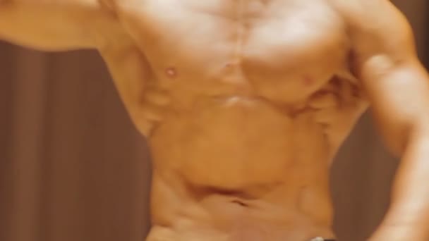 Aktiver Mann posiert, um perfekten männlichen Oberkörper und muskulöse Arme zu demonstrieren — Stockvideo