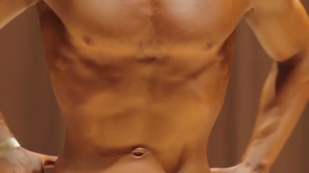 Bodybuilder masculin prenant la pose de propagation de lat avant, montrant le torse musculaire fort — Video