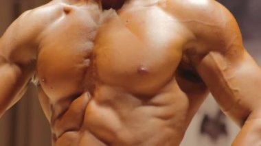 Yan poz yırtık kas gövde gösteren Adam, rüyalar ideal erkek vücut