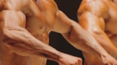 Erkek vücut geliştiricilerin erkekgövdeleri sanatçısını ayakta, fitness yarışması