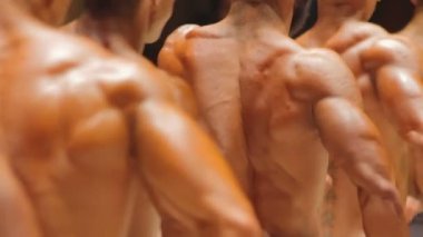 Erkekler büyük kas organları, vücut göstermek için rekabet poz