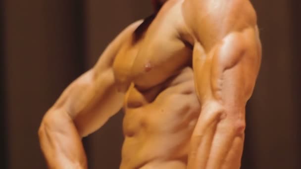 Självsäker manlig bodybuilder visar rippade Six-Pack Abs, tummen upp tecken — Stockvideo