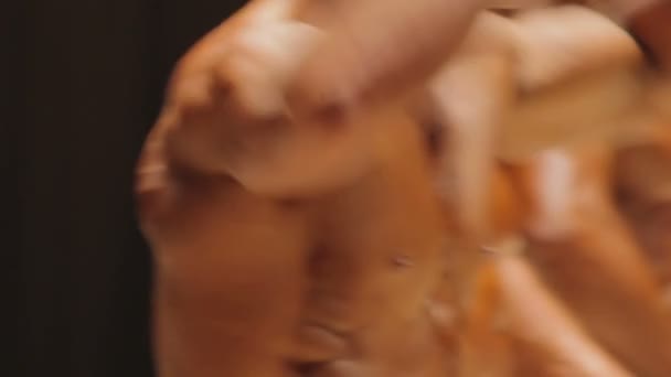 Starker Bodybuilder, der bei Wettkämpfen seinen maskulinen Körper demonstriert — Stockvideo