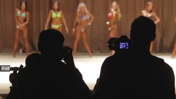 Mooie dames in de glamoureuze bikini nemen verleidelijke poses, poseren voor cameramannen — Stockvideo