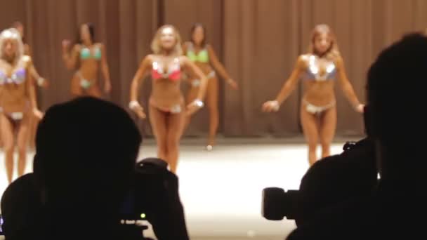 Bodybuilders féminins posant pour cameramen, démontrant corps en bikini — Video