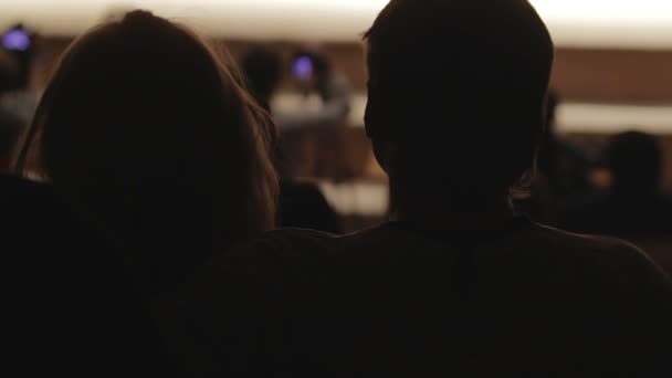 Feliz pareja romántica abrazándose mientras miran concierto, disfrutando del ocio juntos — Vídeos de Stock