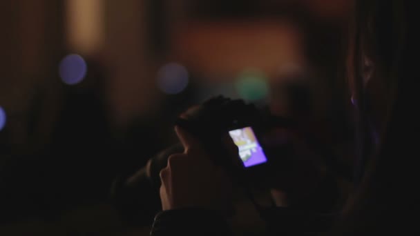 Женщина фотограф просмотр фотографий на дисплее камеры, наслаждаясь хобби на досуге — стоковое видео