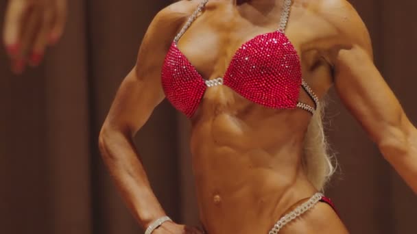 Cuerpo femenino perfecto con abdominales de seis paquetes, mujer culturista posando para mostrar músculos — Vídeo de stock