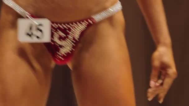 Close-up van striae en ongezonde huid van gespierde vrouwelijke bodybuilder — Stockvideo