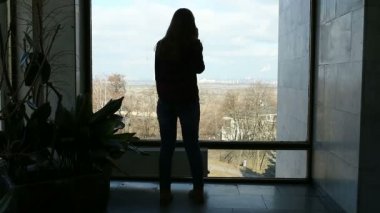 Mutlu gülümseyen kadın erkek için telefonda konuşan ve gülen, ilişki