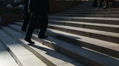 Yukarı ve aşağı merdiven çıkma meşgul insanlar kalabalık yakınındaki mimari bina