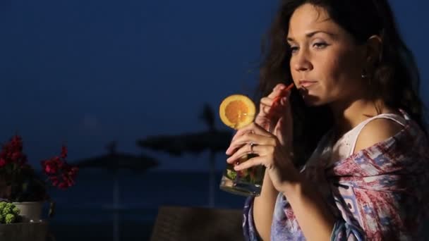 Chica bebiendo cóctel en la cafetería de la playa, escribiendo recuerdos en su diario, vacaciones — Vídeos de Stock