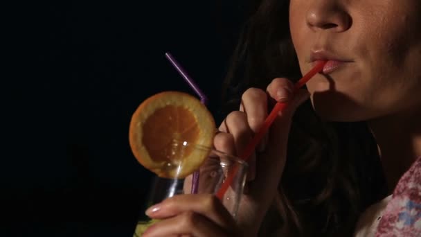 junge Frau trinkt verführerisch Cocktail und flirtet mit Freund im Café