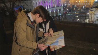Gerekli arama yolcuları birkaç yer harita, serin hafta sonu, iyi bir ruh hali