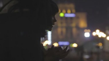Düşünceli genç adam ve yakın duran ve parmaklar, üzüntü birbirine kadın