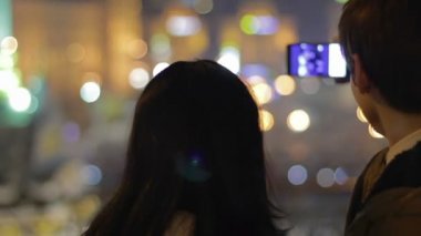 Selfie smartphone, alarak arkadaşlar eğlenmeye şehir merkezinde akşam zevk