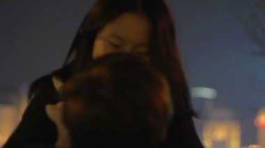 Gülümseyen kız arkadaşı kaldırma ve etrafında dönen adam, ilk aşk, Romantik Tarih