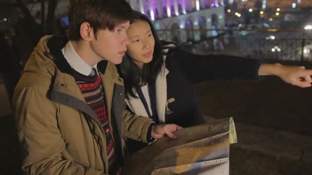 Erkek ve kadın turist Haritası, turizm üzerindeki gerekli nokta için arama şehirde, kayıp — Stok video