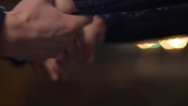 Vriendje hand in girlfriend's hand, jong koppel in de liefde, romantische datum — Stockvideo