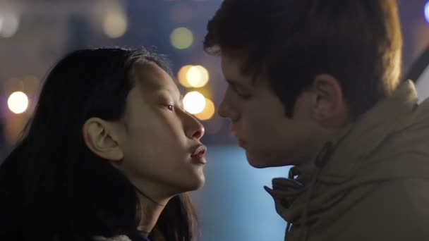 Молодая грустная пара, прощальный поцелуй, отношения на расстоянии, разлука — стоковое видео