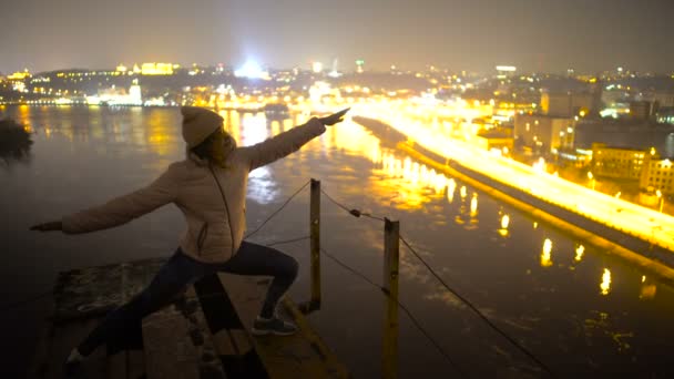 Hermosa mujer de pie en postura de yoga en la parte superior del puente, adicción a la adrenalina — Vídeos de Stock