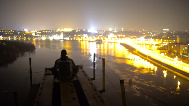 Mężczyzna, medytując na most, siedząc w pozycji lotosu, jogi i energii, relaks — Wideo stockowe