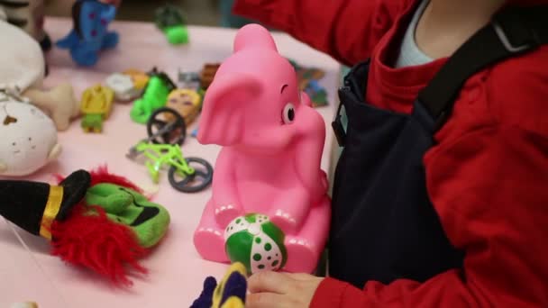 Niños compartiendo y jugando juegos con juguetes en el jardín de infantes, infancia feliz — Vídeo de stock