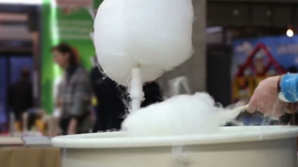 Vendedor ambulante rodando hilo de azúcar dulce en palo, festival de la calle, confitería — Vídeo de stock