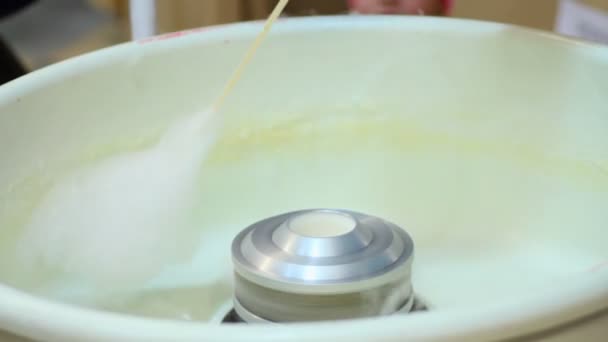 Primo piano del piatto di zucchero filato di cotone, vendor rotolamento filo interdentale su bastone, caramelle funfair — Video Stock