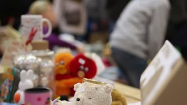 El yapımı oyuncak Ticaret Fuarı, satan insanlar hasta çocuklar için sadaka para toplama