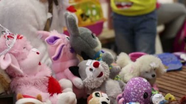 İyi kalpli gönüllü yardım için çocukların oyuncakları toplama yetimler için yardım