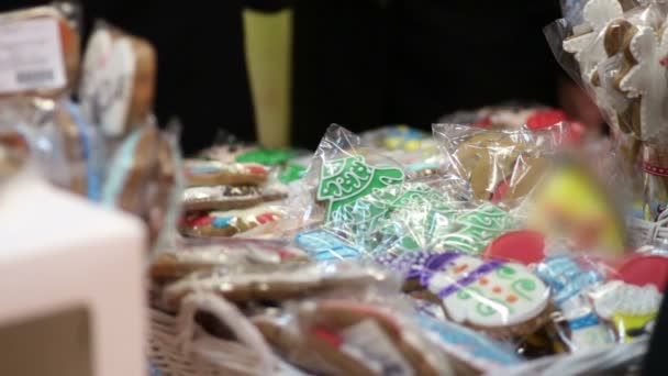 Persone che acquistano deliziosi biscotti allo zenzero, souvenir tradizionali di Natale al forno — Video Stock