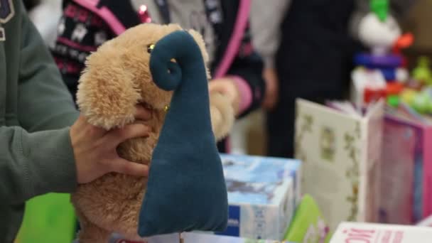 Niño jugando con cachorro de juguete interactivo, soñando con perro real, infancia feliz — Vídeos de Stock