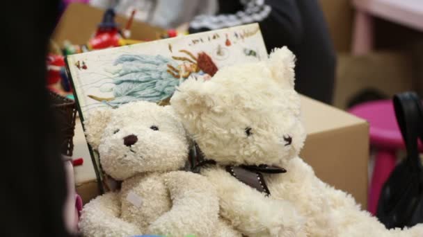 Bonitos osos de peluche en la tienda de juguetes, regalo tierno para niños, regalo romántico en la fecha — Vídeos de Stock