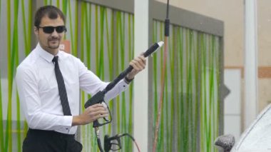 Self-Servis Oto yıkama, otomatik temizleme profesyonel erkek iş sınıf sürücüsü