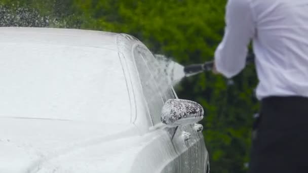 Успішний бізнесмен миє автомобіль перед відрядженням, піклуючись про авто — стокове відео