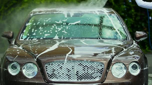 Férfi takarítás drága jármű víz spray pisztolyt, üzleti elit autómosó — Stock videók