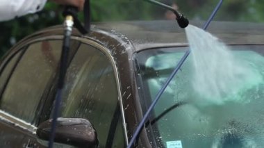 Erkek iş sürücü çamaşır araba pahalı aracın bakımı su ile