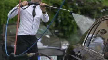 Pahalı araba filosu temizliği su ile otomatik püskürtme zengin ailesi sürücüsü