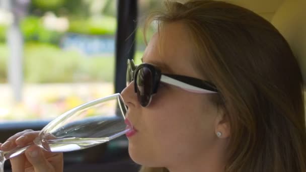 Reiche Frau trinkt Glas Wein auf dem Rücksitz des Autos, ist alkoholabhängig — Stockvideo