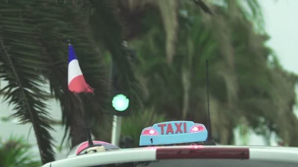 Városi taxi szolgáltatás, kényelmes személyszállítás nagy város autóval — Stock videók