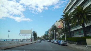 Waterfront ve güzel yaz şehir araba penceresinden manzara güzel