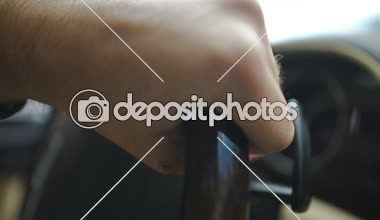 Profesyonel şoför dönüm direksiyon simidi, arabayı kullanan iş adamı elinde