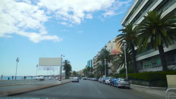 Bonita vista sobre el paseo marítimo y la hermosa ciudad de verano desde la ventana del coche — Vídeos de Stock