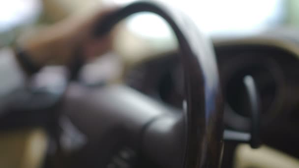 Mani del conducente che girano volante di veicoli costosi, business leader — Video Stock
